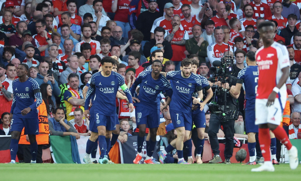 德劳伦蒂斯：孔蒂正带领球队重回正轨，球员也听从了他的指示（德劳伦蒂斯：孔蒂已让球队走上正轨，球员们在执行其部署）