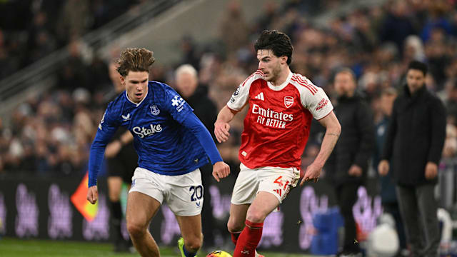 曼联官方：姆伯莫将在对阵埃弗顿的比赛中上演首秀（曼联官宣：姆伯莫战埃弗顿迎来首秀）