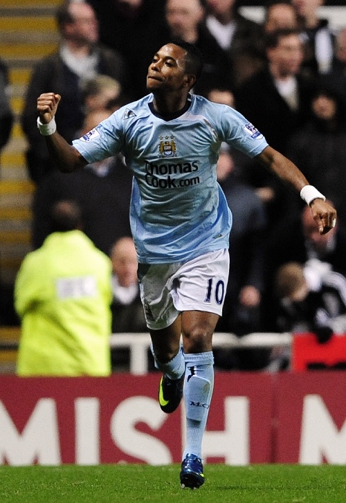 足球国脚留洋再迎利好，与多队进入谈判阶段（国脚留洋再传利好，已与多家球队展开谈判）