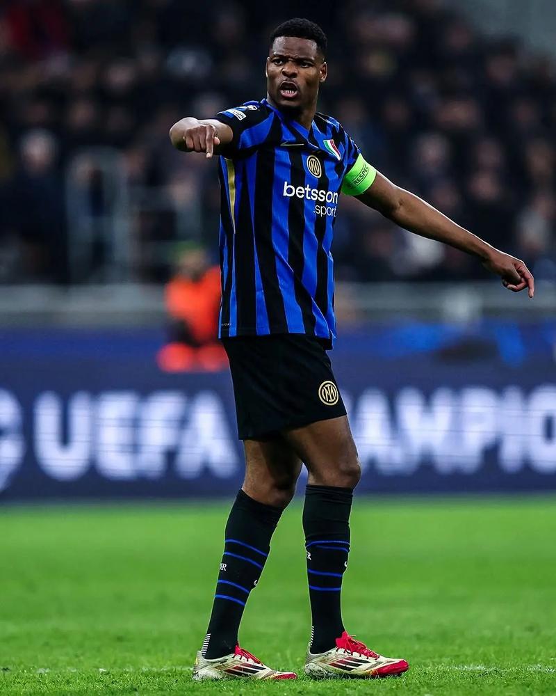 拜仁莱万梅开二度战胜门兴