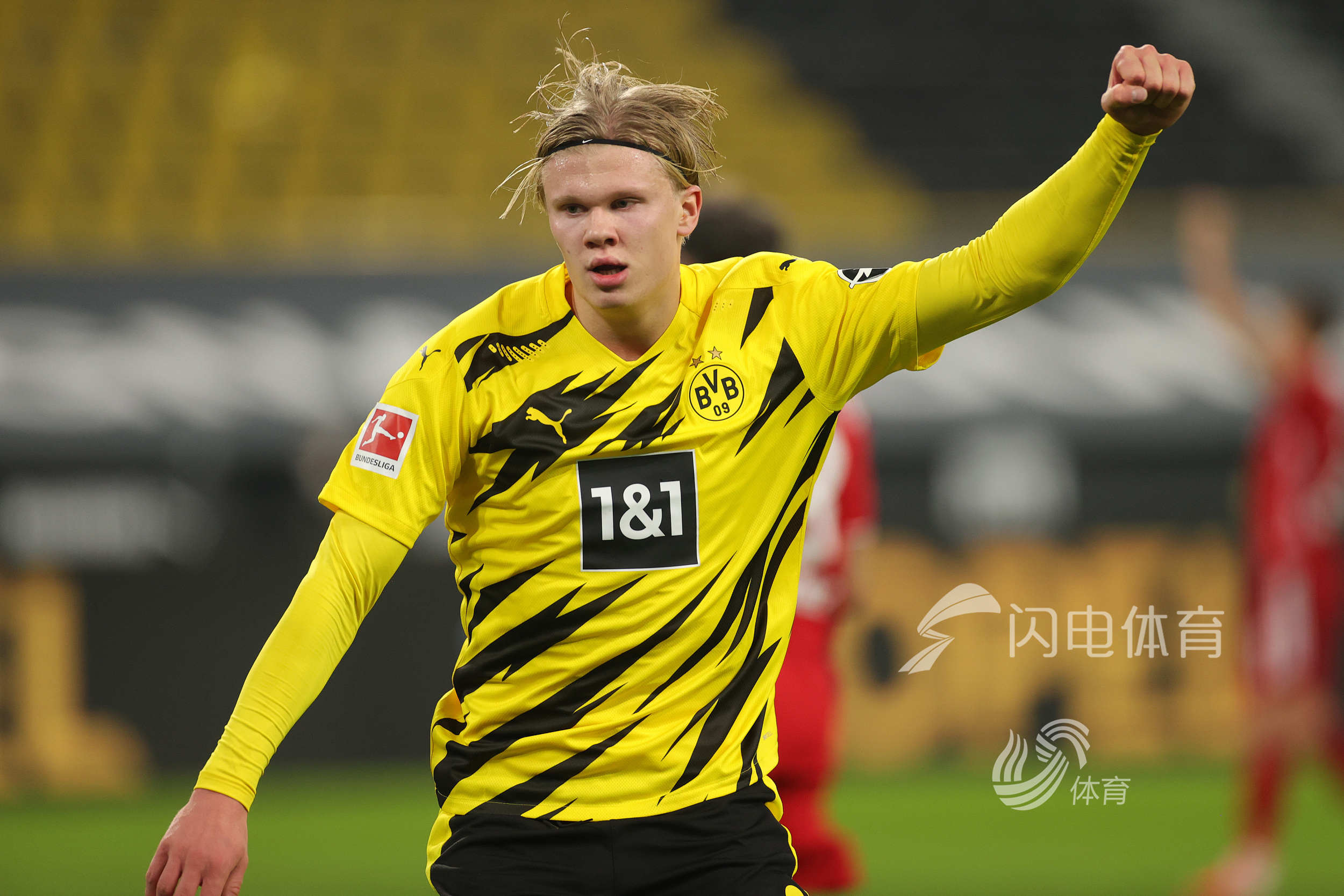 中超赛场争议判罚：VAR引发讨论,（中超判罚惹争议：VAR成焦点）