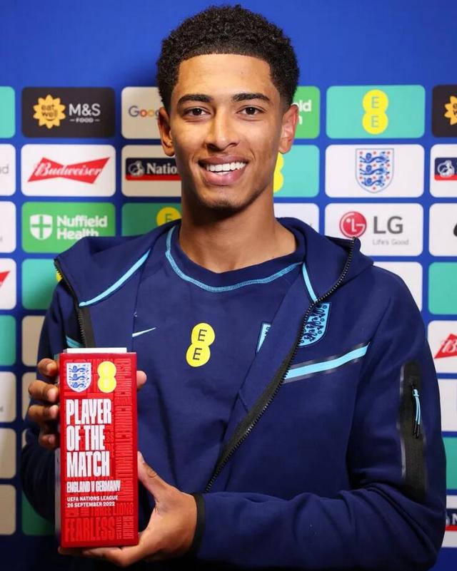 半场战报：米兰0-0拉齐奥，迈尼昂献神扑，红黑军团0射正（半场快讯：米兰与拉齐奥互交白卷，迈尼昂神扑救险，红黑零射正）